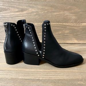Steve Madden 7 Conquest Black Leather Studded Zip Deep V Ankle Booties Boots EUC